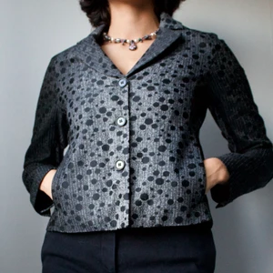 Prickig Kavaj - • CUTE THIN BUTTON UP BLAZER JACKET. STRAIGHT FIT, GREY WITH BLACK PAINT LIKE DOT PRINT AND SOFT BLACK ELBOW PATCHES  • SIZE - XS/ EU 34 • BRAND - Hope