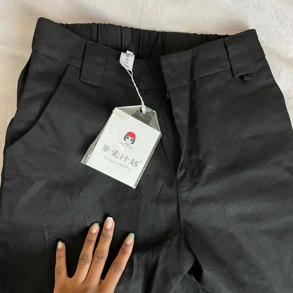 Säljer dessa fina byxor från ett japanskt märke som jag har aldrig använt samt den kommer inte till användning💞 storleken är L men den sitter som xs-s💞. Jeans & Byxor.