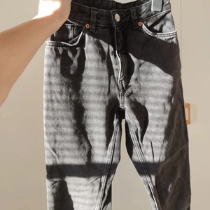 Monki Jeans - Super fina Monki Jeans i storlek 28 längd och 25 midja. De är svarta och väldigt högmidjade med en mom-fit. De är använda och inte i världens bästa skick men tänkte passa på och sälja de eftersom de inte finns att köpa för tillfället i butik. Köparen står för frakten 🤗