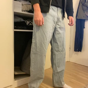 Sweetsktbs jeans från junkyard - Ljusa blå jeans från junkyard i storlek M, jag är 186.