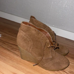 Klackskor  - Säljer dessa klackar från MIA. Fick dem i present från USA, knappt använda, fint skick på dem. Storlek: 40-41 Pris kan diskuteras. För mer information kontakta mig gärna😊