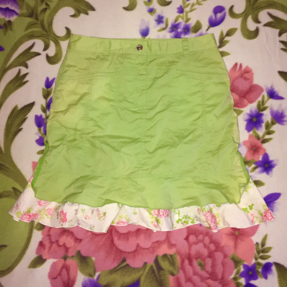 Grön kjol med en slags ros volang 🌹 lite skrynklig men i bra skick. Fraktar mot frakt kostnad eller så kan jag mötas upp på söder.. Kjolar.