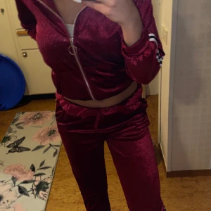 Rött set - Ett rött sätt jag fick i julklapp aldrig använt! St S tror jag! Bra skick!