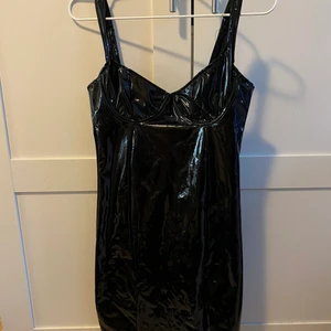 Latex klänning - Svart latex klänning med bygelstöd, aldrig använd. Storlek M. Frakten står jag för🌸