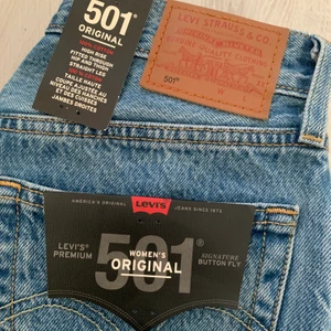 Helt nya Levis jeans 501 - Säljer på grund av att jag inte hann lämna tillbaka dem. Helt oanvända med alla lappar kvar. Storlek 25/32. Inköpta för ett par veckor sedan för 1149kr. 