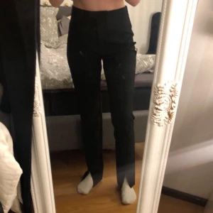 Kostymbyxor, storlek 36 - Helt nya kostymbyxor från NA-KD med prislapp kvar! Säljer pga förstora i midjan. Skicka i chatten för fler bilder. Pris kan diskuteras!                                                 (Speglen som är skitig, kolla bild 2).                 Nypris: 399kr, Mitt pris: 200kr + frakt! 💕