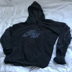 Svart Nike hoodie med blå/grå logga, den sitter helt perfekt då den inte är för lång, den har också spännen på båda sidor så att man kan dra åt den om man vill🥰