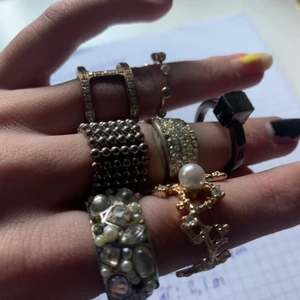 Ringar - Säljer olika ringar, ringarna längst bort kommer från edblad, resten från olika ställen. Stora ringar 35-20kr/st messa för mer info’💓 på sista bilden ser ni vad som är kvar!🥰🥰
