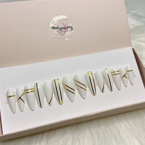 Lösnaglar  - Lösnaglar ingår med nagelfil, Alkoholservett och lim