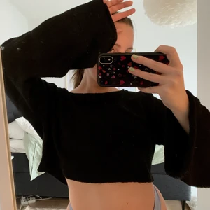 Hannalicious x na-kd svart tröja M - Svart stickad tröja som är croppad och med vida armar. Från en av Hannalicious kollektioner tillsammans med na-kd. Använd några gånger, bra skick men observera att det är ett material som drar åt sig och lätt håller i hårstrån etc. Storlek M men funkar för S-L beroende på önskad passform. Säljer för 50kr (+ frakt) 
