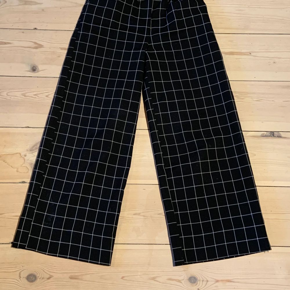 Säljer mina kostymbyxor i storlek 36. Jag skulle säga att dom är lite mindre i midjan än andra 36 byxor! Jag har sytt upp dom ca 7 cm (se bild 3) och nu är dom bra längd för mig som är 171/172 men dom går att släppa ner igen! Köparen står för frakten!🥰. Jeans & Byxor.