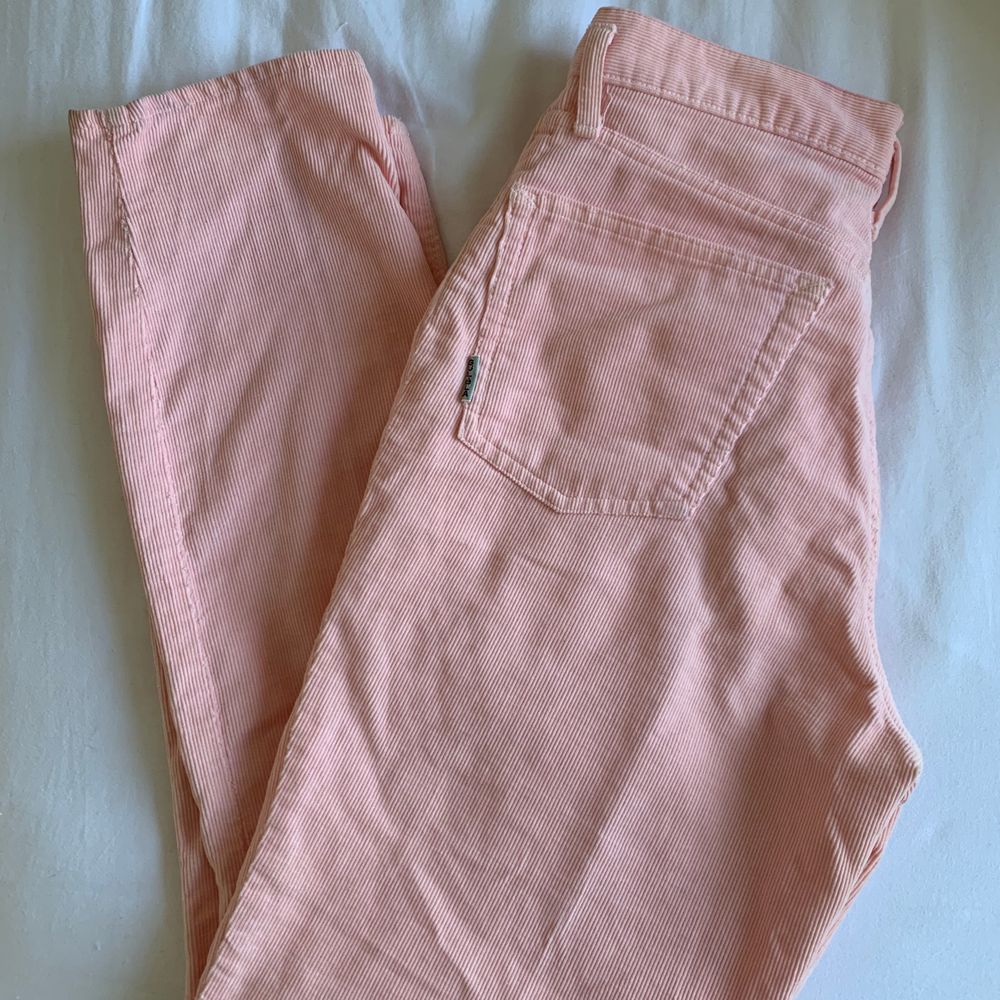 Såå fina rosa Manchesterbyxor, fick dessa av min mamma som köpt på 80 talet. Står storlek 30 men har ingen aning om vad det betyder, passar mig som är 170 och vanligtvis har storlek 26 i byxor. 50 kronor frakt tillkommer.. Jeans & Byxor.