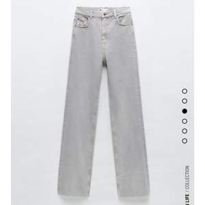 Ljusgrå vida jeans från Zara i strl 38, men passar 36 mer. Dom är väldigt långa o passar 175 o kortare. Dom är välanvända men i bra skick. Köpta för 399:-, Dom är även slutsålda på Zara. 
