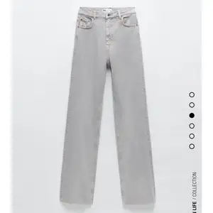 Ljusgrå vida jeans från Zara i strl 38, men passar 36 mer. Dom är väldigt långa o passar 175 o kortare. Dom är välanvända men i bra skick. Köpta för 399:-, Dom är även slutsålda på Zara. 