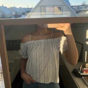 Randig blus Strl M - Supergullig vit-randig blus som tyvärr aldrig blivit använd, är i väldigt bra skick!💖