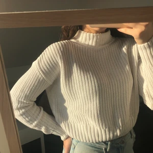 Vit stickad tröja Strl. M - Superfin vit stickad tröja i väldigt bra skick🥰 Använd ett fåtal gånger💕