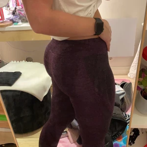 Tränings tights - Tränings thights från In Motion i storlek XS/S, jättefina och bekväma men tyvärr riktigt små över min rumpa. Dom har något mönster på låren med. Köparen står för frakten.