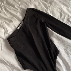 One shoulder body - Superfin one shoulder bodyn från NA-KD! Använd endast en gång,  i nyskick och storlek XXS & passar mig som brukar ha storlek S