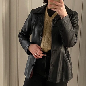 Svart skinnjacka - Säljer min älskade skinnjacka då jag har för många. Storlek S. Den är köpt second hand och det syns men tycker det är det som gör den snygg. Den tidigare ägarens namn är inbroderat så broderade in mitt med. Ett nytt namn behövs, kanske är det ditt¯\_(ツ)_/¯ ✨ kan mötas eller postas (köparen står för frakt)