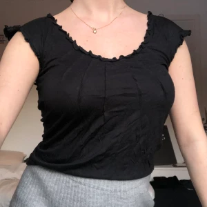 Svart linne med fin kant  - Svart linne med fina kanter. Går att använda som off-shoulder också!