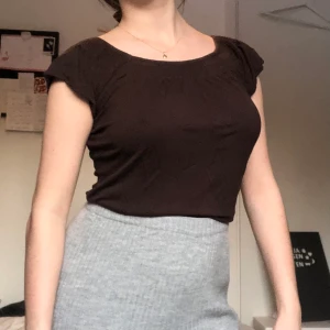 Brunt linne xs/s - Brunt linne med rysch ovantill, går att ha som off-shoulder också!