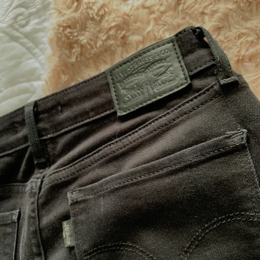 Säljer dessa lågmidjade bootcut jeans från Levi’s. Jeansen är knappt använda och jag skulle säga att de är i nästan nyskick. Har fortfarande bra passform och inte tappat färg! Säljes på grund av att de inte används. Budgivning vid flera köpare🥰. Jeans & Byxor.