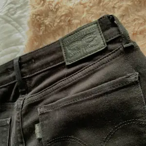 Säljer dessa lågmidjade bootcut jeans från Levi’s. Jeansen är knappt använda och jag skulle säga att de är i nästan nyskick. Har fortfarande bra passform och inte tappat färg! Säljes på grund av att de inte används. Budgivning vid flera köpare🥰