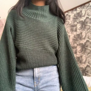 Stickad mjuk tröja - I bra använt skick, favvotröjan men har massa andra gröna tröjor som används mer😕