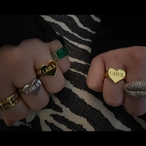 LEX X ring - Mitt UF företag LEX X har tagit fram en hjärtformad ring med vår slogan ”I am X” ingraverat, en slogan som ska symbolisera att man står upp för alla de personer som är, kommer bli och har varit ett offer för våld i en nära relation. Ringen kommer i silver och guld och finns i storlekarna S och M. Guld: 235 kr, Silver: 225 kr