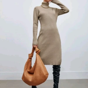 klänning - Skit snygg Klänning från shein som kom i veckan men för stor för mig. Ser exakt ut som på bilden tjockt material, väldigt bra kvalité!  sälj för 100kr, finns umeå annars tillkommer frakt  Storlek L