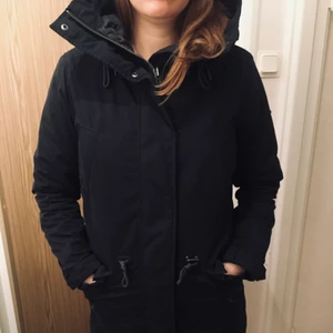 Parkas jacka från Pepe Jeans - Mysig parkas ifrån Pepe Jeans, vår/höst jacka men fungerar också för mildare vinter då den är bra fodrad. Färgen är matt svart och lite ”len” känsla när man tar på den. Rejäl huva för regn och rusk. Säljer pga den blivit för liten för mig. Bra skick och inte använd särskilt mycket. 