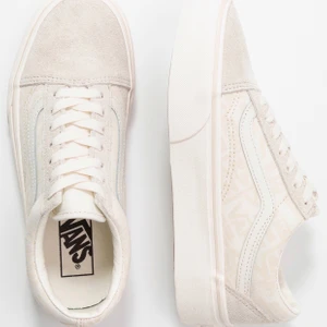 Vans UA OLD SKOOL PLATFORM sneakers  - Säljer mina vans pågrund av att jag inte använder dem, skorna är som nya och har enbart använts ett fåtal gånger. Frakt är medräknat i priset! Köptes för 849 kr