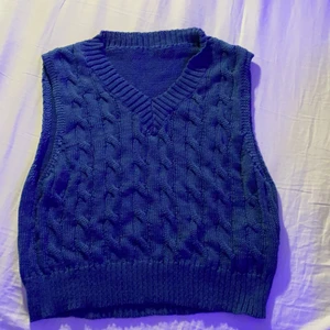 Tröja  - En fin blå väst som tuvär aldrig har kommit till användning🥰