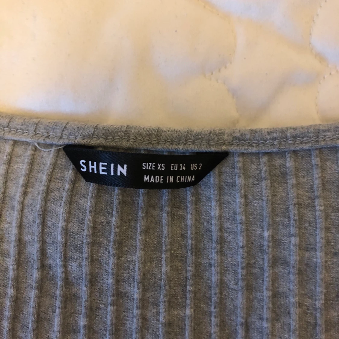 Grå tröja med knytning  - 91