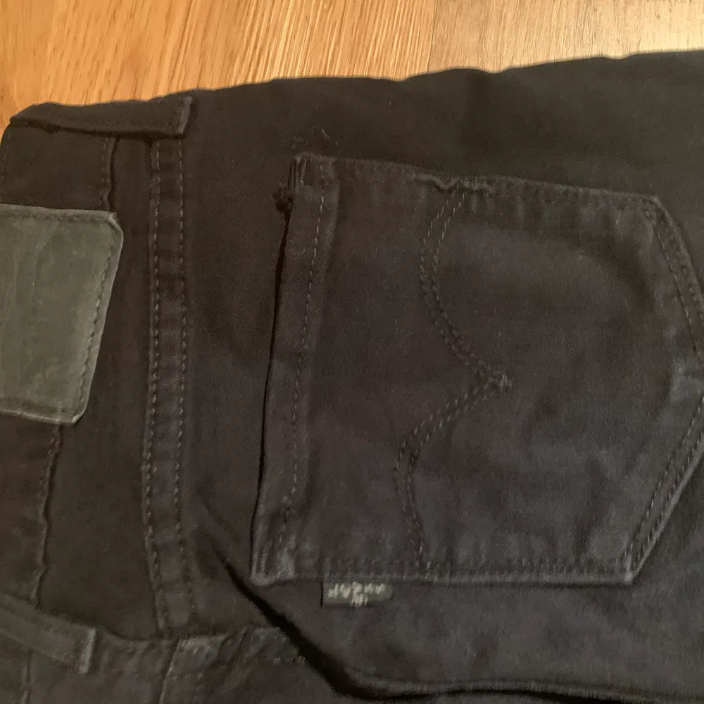Tajta svarta Levis jeans i bra skick! Liten storlek:). Jeans & Byxor.