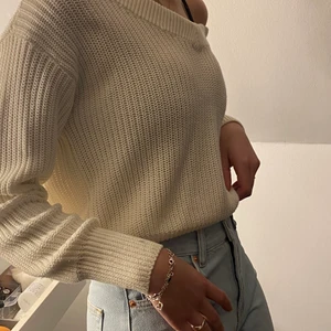 Vit stickad v-ringad tröja  - En vit stickad v-ringad tröja som är väldigt fin och passar till det mesta. Tröjan har två små fläckar, inte så tydliga. Inte alls stickigt material. För fler bilder och mer info kontakta mig