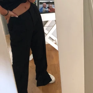 Nakd kostymbyxor - Storlek 36, är uppsydda lite så passar någon mellan 160-168 cm lång beroende på hur de ska sitta. Endast använda en gång så bra skick