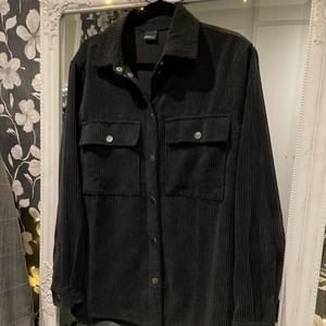 Manchesterskjorta från Gina tricot - Säljer denna fina manchesterskjorta från Gina tricot. Använd 1 gång. Nypris 399