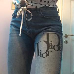 ett par jeans från bikbok som jag ritade diorloggan på !! jeansen är i nyskick och sitter bra på längden för mig som är 175 cm lång. dem är lite för stora på magen dock💕 om fler är intresserade blir det budgivning!!💗