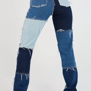 Jaded London Patchwork Jeans - Jättefina och trendiga jeans från Jaded London. Köptes för 830kr från deras hemsida. Långa i benen och väldigt bekväma!🙏🏼 Köparen står för frakt om det skulle behövas:) Köp direkt för 400kr eller lägg ett bud!
