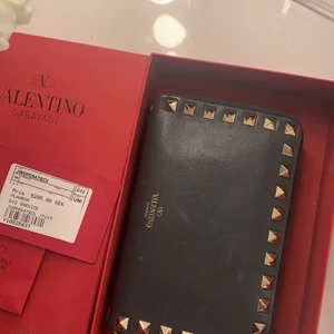 Valentino plånbok - Plånbok från Valentino🥰 bra skick men lite små märken på, nypris 5295 kr
