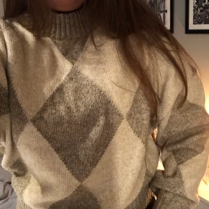 Stickad tröja🤍 - Rutig stickad tröja från hm🥰🌟 jättemysig!! Köpare står för frakt.