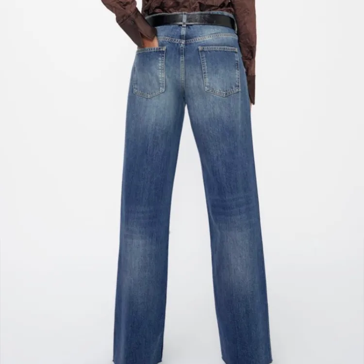 Low waist jeans från Zara ❤️ Stl 40, men passar även 36-38 beroende på passform. Midjemått: 80cm. Innerbenslängd: 87cm. Jeans & Byxor.