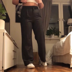 Rutiga kostymbyxor🖤 - Ett par jättesköna rutiga kostymbyxor från zara. Är i strl L och jag har endast provat dem så helt nytt skick.💞🌸