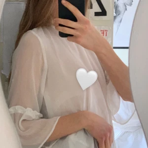 Gina topp perfekt för den varma sommaren - En vit Gina tricot topp som är PERFEKT att ha över bikinin eller annat nu till den varma sommaren, den är luftig och ganska genomskinlig, så det blir inte för varmt att ha på den.🤍🤍 (Pris kan förhandlas, du står för frakten, (har valt den billigaste möjliga))