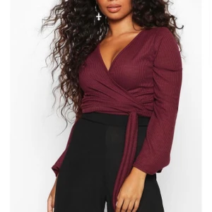 Bohoo Wrap it topp - Oanvänd vinröd wrap topp från Bohoo, stl 34( liten i storleken)💞💞