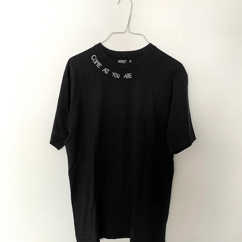 superskön oversized svart T-shirt från beyond retro med texten ”come as you are” broderat. Den är så skön och cool men har så många tishor! Skriv om ni vill ha mer bilder, och frakt ingår i priset🥰. T-shirts.