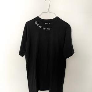 superskön oversized svart T-shirt från beyond retro med texten ”come as you are” broderat. Den är så skön och cool men har så många tishor! Skriv om ni vill ha mer bilder, och frakt ingår i priset🥰