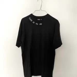 superskön oversized svart T-shirt från beyond retro med texten ”come as you are” broderat. Den är så skön och cool men har så många tishor! Skriv om ni vill ha mer bilder, och frakt ingår i priset🥰