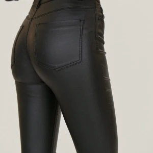 Skinnbyxor - Säljer mina fina skinnbyxor då de inte används längre , har använt de ca 5 gånger Max. Säljer för 100 kr köp eller buda 😊 köparen står för frakten , för mer frågor kom privat 📦  ! Lånad bild !